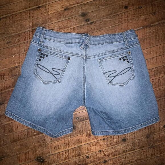 Stetson brass studded distressed size 4 denim shorts - Picture 2 of 3